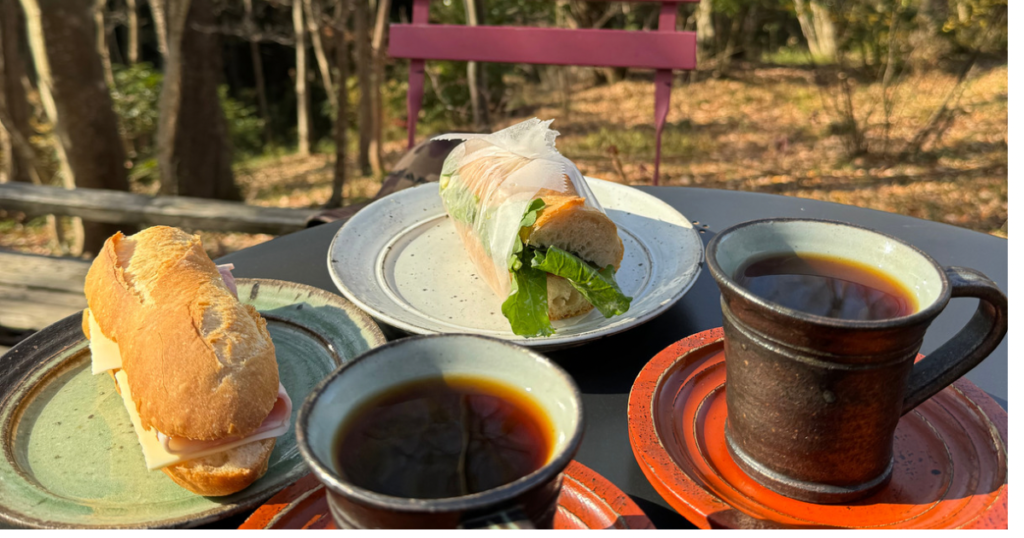 テーブルの上のコーヒーとサンドウィッチ