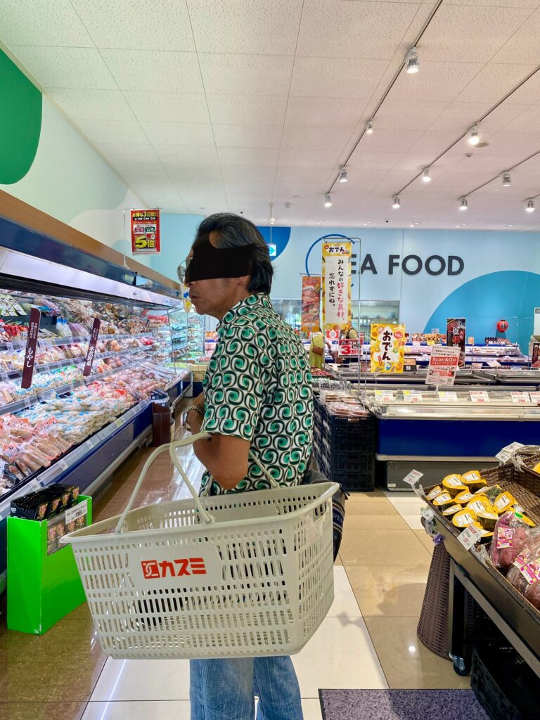 スーパーで買い物をする男性