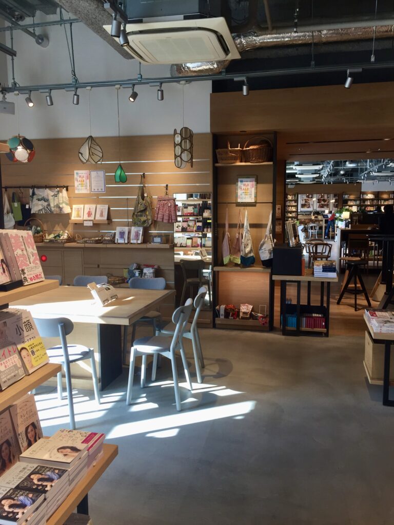 本屋の店内のディスプレイ