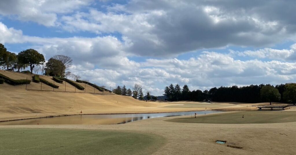 池のあるゴルフ場